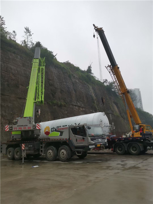 昭苏县“不怕风雨冻”—— 吊车的 “恶劣环境适应” 技术